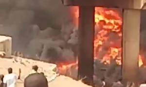 Nigérians flambent à côté d'un pipeline