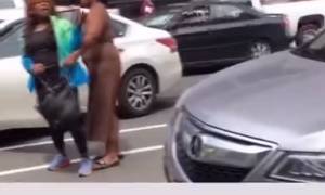 Mères africaines perdent leurs faux cheveux dans une bagarre