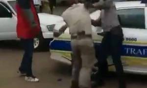 Brigand policier abuse de son pouvoir sur un brave citoyen