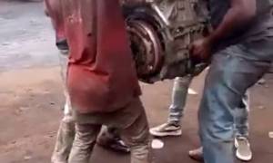 Un terrifiant Libérien porte seul un moteur automobile