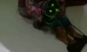 Maman sérère fait de la musculation pour piler le mil