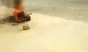 Voleur zambien rôti sur l'autoroute