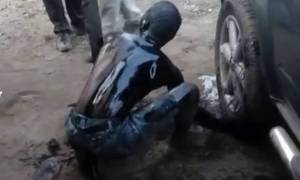 Un voleur de batterie tchadien sererisé à l'huile de vidange